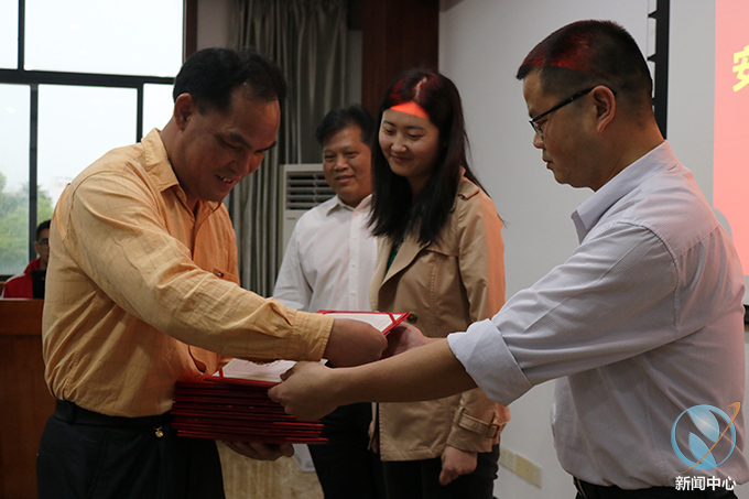 0b7a2edfe36a90e218843b2098ac1e78.jpg 颁奖现场 (2).jpg