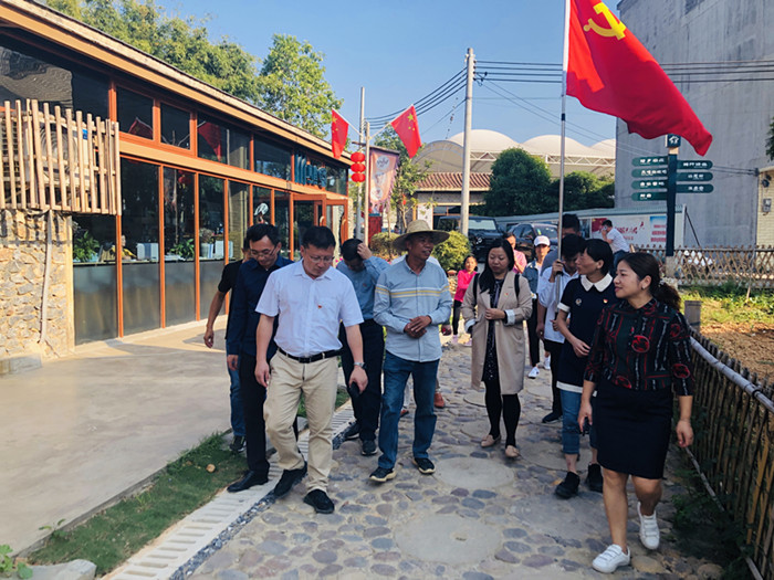 参观美丽乡村鱼咀村.jpg