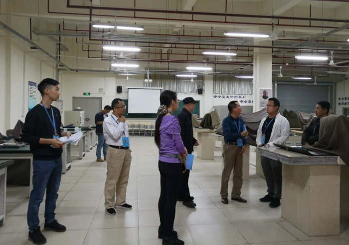 5月7日下午 在建筑工程技术专业实训室实地查看_副本.jpg