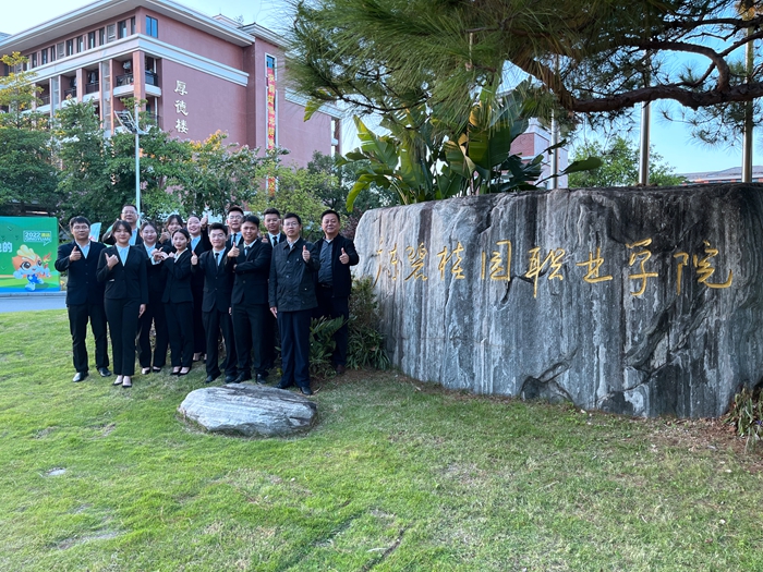 图7 参赛团队师生合影.JPG