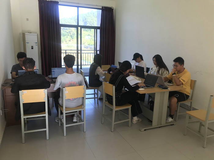 图5 参赛学生赛前刻苦训练.jpg