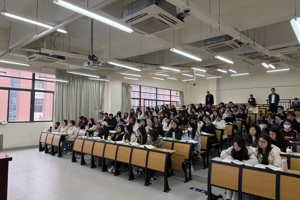 学校开展开学教学巡查，全面保障教学质量