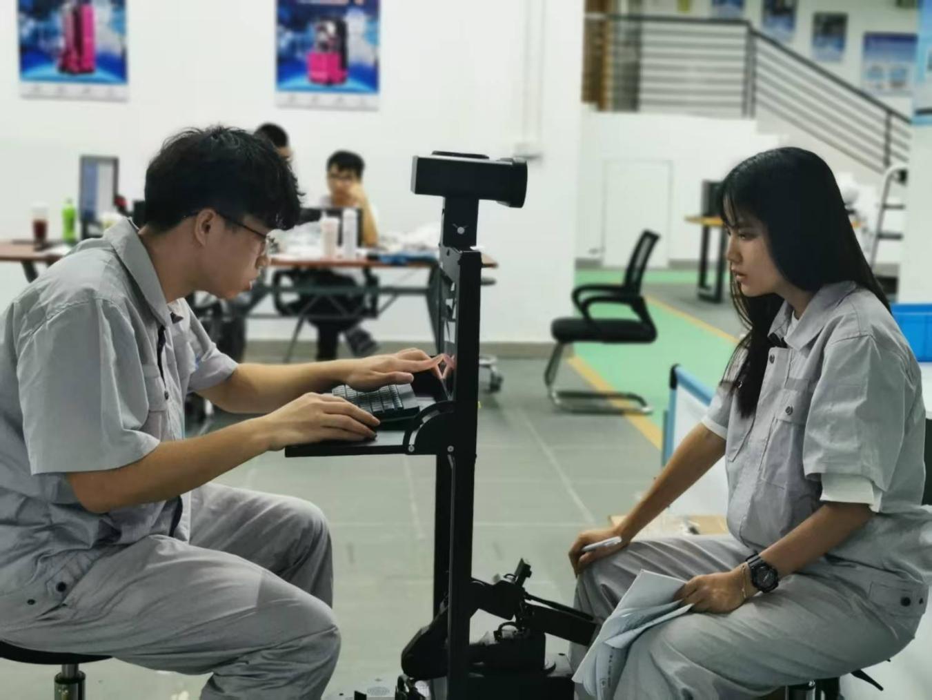 （配图5：学生操作传感器设备，以及机器人利用机器视觉进行目标识别的场景图） 