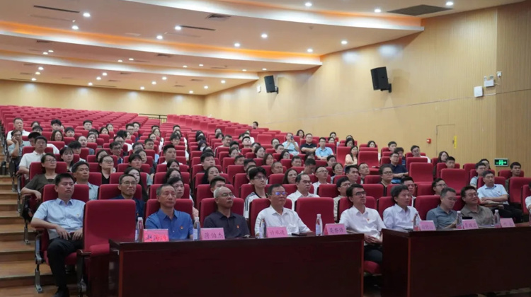 学校党委组织师生收看九三阅兵直播